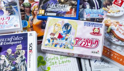 Värikkäitä pelilaatikoita pinossa.