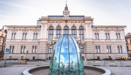 Näkymä Keskustorille, taustalla Raatihuone ja suihkukaivo.