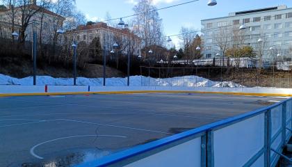 Koulukadun kenttä huhtikuussa.