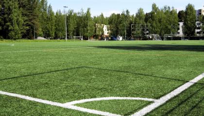 Lentävänniemen tekonurmikenttä kesällä.