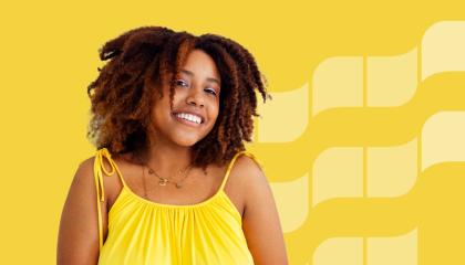 Hymyilevä nainen keltaisella pohjalla.