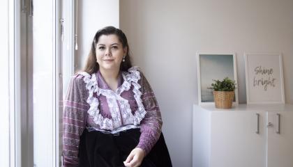 Nuori romaninainen romanipuvussaan.