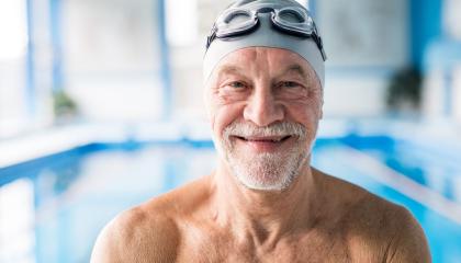 Iloinen seniori uimalakki päässä 