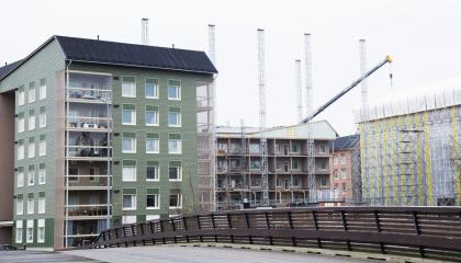 Rakenteilla oleva puukerrostalo.