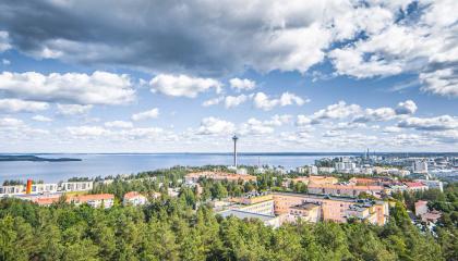 Näkymä Pyynikin näkötornista Näsijärven ja keskustan suuntaan.