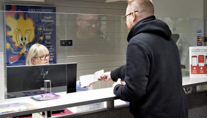 Asiakasta käymässä liikuntapalvelujen asiointipisteellä.