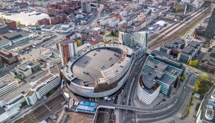 Nokia Arena ja Tampereen rautatieaseman seutu kuvattuna ilmasta.