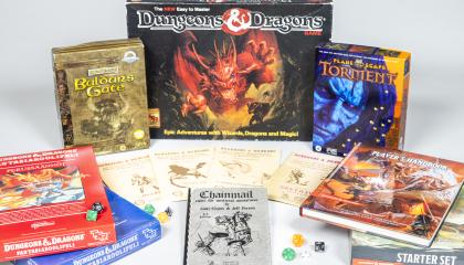 Värikkäitä ja kuvallisia pelilaatikoita ja ohjekirjoja aseteltuna pöydälle.