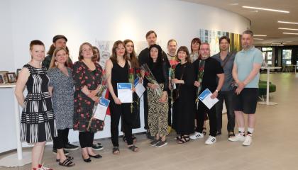 Kirjoituskilpailussa vuonna 2024 palkitut ja tuomaristo. 