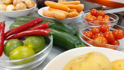 Erilaisia kasviksia esillä kulhoissa keittiössä.