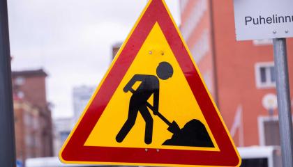 Katutyömaata osoittava liikennemerkki.