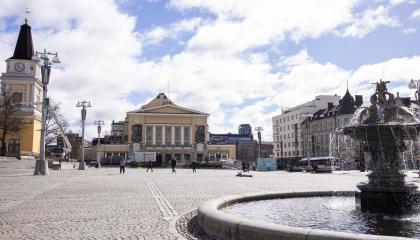 Tampereen Keskustori on kävelijöille iso ja avoin tila, jossa etualalla suihkulähde ja taustalla näkyy Tampereen Teatteri ja Vanha kirkko.