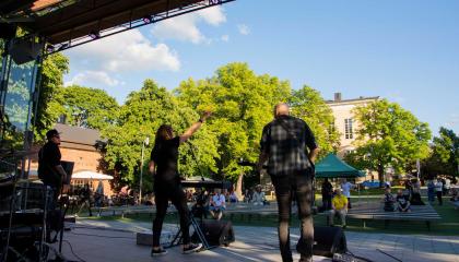 Soittajia Laikunlavalla.