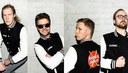 Neljä nuorta miestä poseeraa baseball-takit päällä.