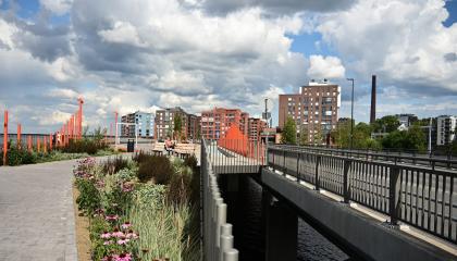 Maisemasilta, siltojen välistä näkyy vettä.