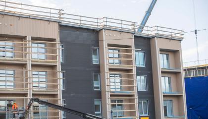 Rakenteilla oleva puukerrostalo Vuoreksessa.