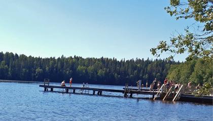 Uimareita Suolijärven uimarannan laiturilla