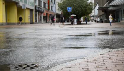 Kuninkaankatu pohjoisesta, sateinen sää.