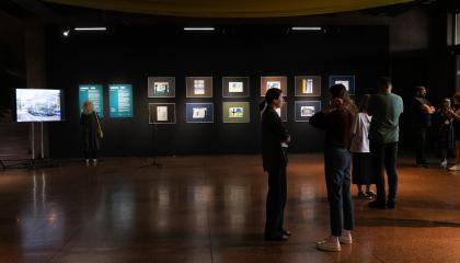 Ihmisiä taidenäyttelyssä.