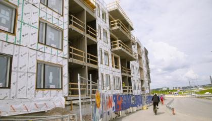 Rakenteilla oleva kerrostalo.