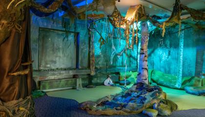 Purettavaan Muutos.art-taidetaloon rakennettu paikkasidonnainen NORNAT-kollektiivin teos "Metsän kulku", jossa erilaisia materiaaleja ja valaistusta hyödyntämällä on rakennettu koivurungon ympäröimä metsämaisema.