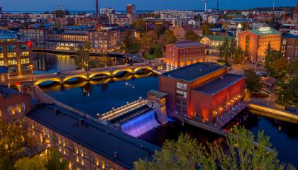 Tampere ja koskimaisema kuvattuna ylhäältä käsin iltavalaistuksessa.