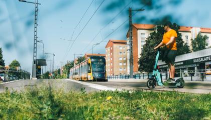 Kuvass nurmea. ratikkarataa ja Kalevan taloja.