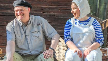 Jäniksen vuosi-näytelmän mies ja jänis nauravat.