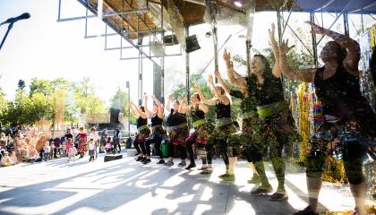 Naiset tanssivat ulko-ilmalavalla.