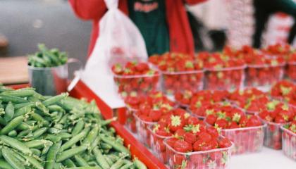 Herneitä ja mansikoita myytävänä torilla.