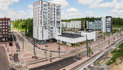 Uutta raitiotie- ja katuympäristöä Niemenrannanaukiolla.