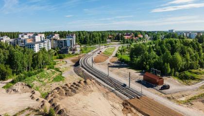 Valmistunutta raitiotietä Hiedanrannassa Sellupuistossa.