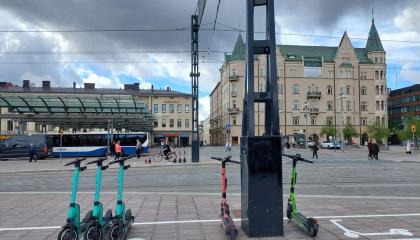 Pysäköityjä sähköpotkulautoja parkkiruudussa Keskustorilla Hämeenkadun varrella.