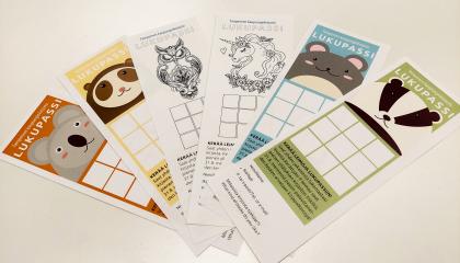 Tyhjiä ukupassilomakkeita tason päällä viuhkamaisessa asetelmassa.