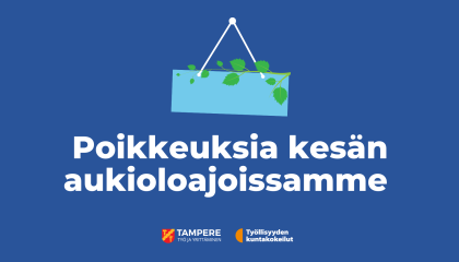 Sininen kyltti roikkuu tummansinisellä taustalla. Kyltin päällä on koivunoksa.