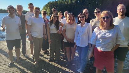 AI4Citizens-projektiin kuuluvia henkilöitä seisoo ja katsoo kameraan.