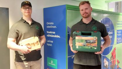 Kaksi henkilöä käsissään vuokrattavissa olevat Mölkky ja akkuporakone.