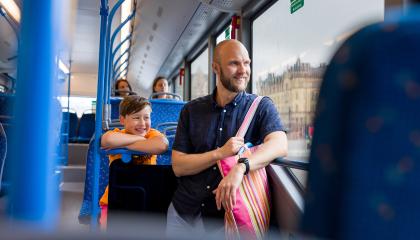 Mies ja poika bussissa.