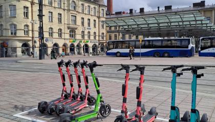 Sähköpotkulaudat rivissä sähköpotkulautojen pysäköintiruudussa.