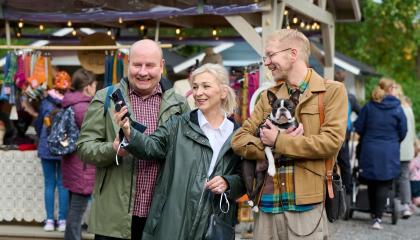 Kaveriporukka ottaa puhelimella kuvaa itsestään Tampereen Tallipihalla.