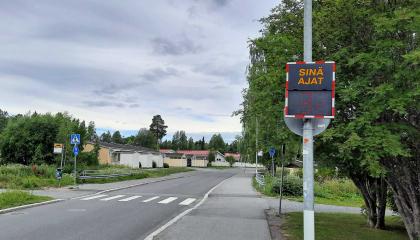 Nopeusnäyttötaulu kadun varrella.