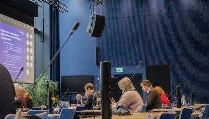 Tampereen kaupunginvaltuutettuja istuu kokoustilassa