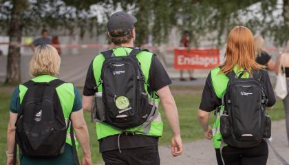 Kolme nuoriso-ohjaajaa jalkautumassa vihreissä liiveissä