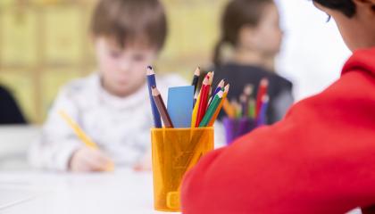 Lapsia ympärillä ja keskellä värikynät