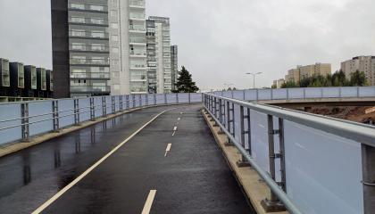 Jalkakäytävä ja kaksisuuntainen pyörätie ja silta kerrostaloalueella.