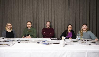 Journalismin tutkijoita istumassa pöydän ääressä. 