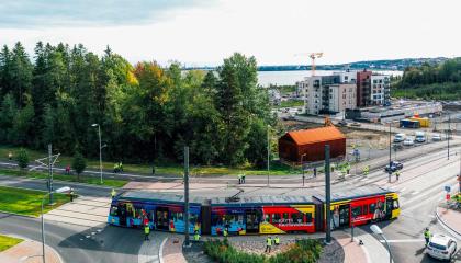 Värikäs Ratikka koeajossa Lentävänniemessä  liikenneympyrän lähellä. 