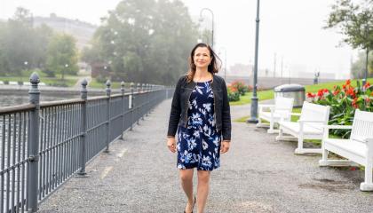 Maria Nikkilä kävelemässä Tammerkosken rannassa kohti valokuvaajaa.