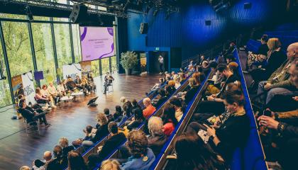 Yleisö seuraa paneelikeskustelua. 