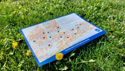 Pyöräsuunnistuskartta nurmikolla.